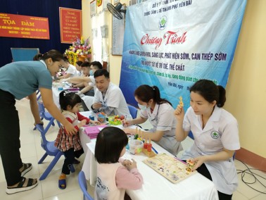 Hình ảnh chi tiết tin tức Chương trình khám sức khỏe chuyên khoa, sàng lọc, phát hiện sớm, can thiệp sớm trẻ khuyết tật về thể chất, trí tuệt tại 17 trường mầm non trên địa bàn thành phố Hình ảnh tin tức Chương trình khám sức khỏe chuyên khoa, sàng lọc, phát hiện sớm, can thiệp sớm trẻ khuyết tật về thể chất, trí tuệt tại 17 trường mầm non trên địa bàn thành phố