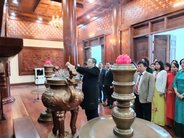 Hình ảnh chi tiết tin tức Đảng bộ Trung tâm Y tế báo công và dâng hương tưởng niệm Chủ tịch Hồ Chí Minh tại khu Di tích lịch sử Quốc gia Lễ đài sân vận động  thành phố Yên Bái Hình ảnh tin tức Đảng bộ Trung tâm Y tế báo công và dâng hương tưởng niệm Chủ tịch Hồ Chí Minh tại khu Di tích lịch sử Quốc gia Lễ đài sân vận động  thành phố Yên Bái