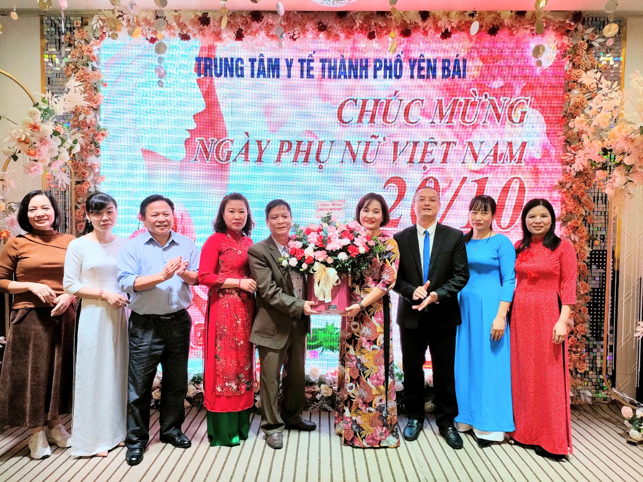 Hình ảnh tin tức Trung tâm Y tế thành phố Yên Bái tổ chức  gặp mặt, chúc mừng ngày 20/10. 