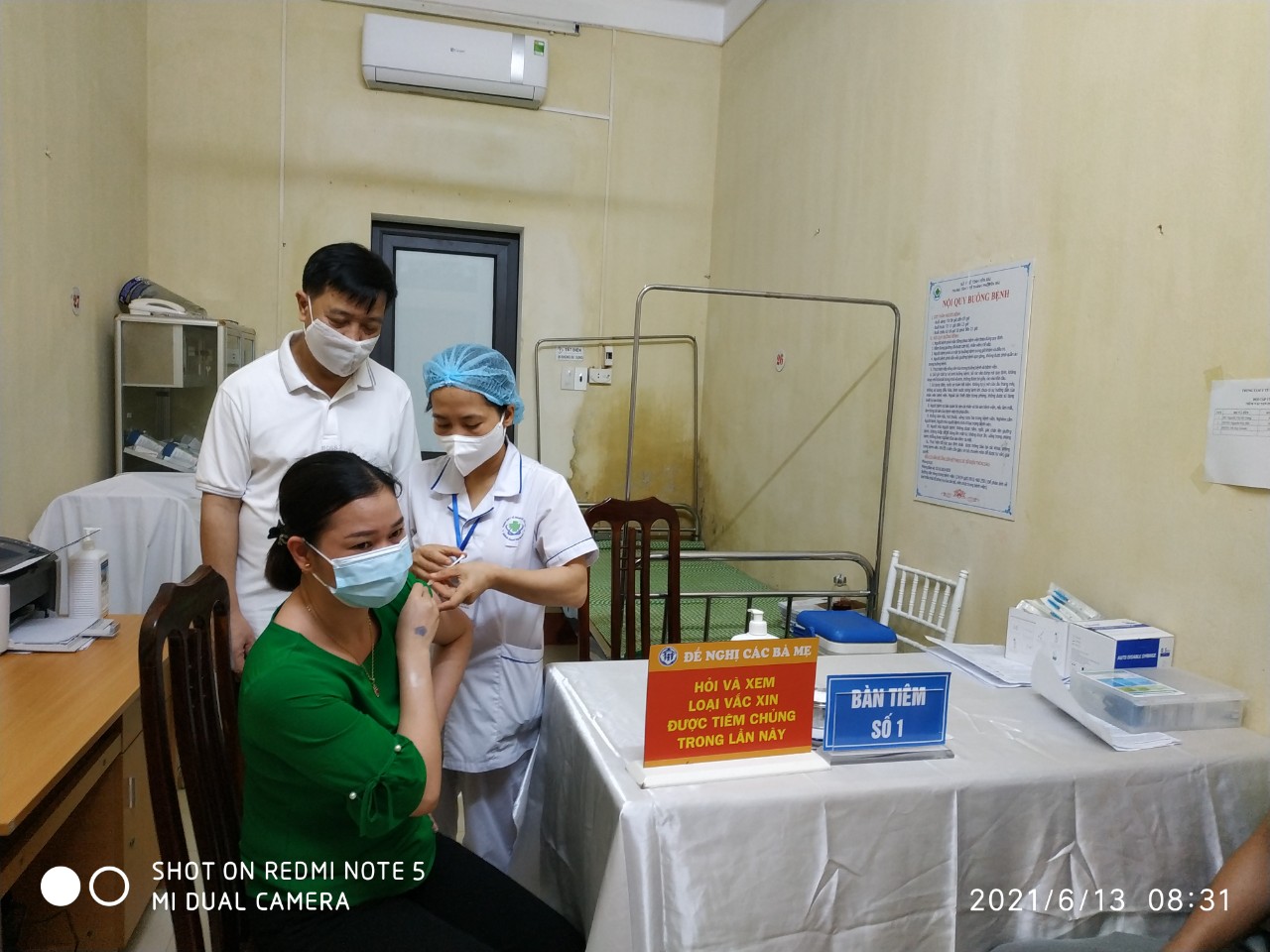 Hình ảnh tin tức Trung tâm y tế thành phố tổ chức tiêm vắc xin AstraZeneca phòng Covid -19 lần 3 (đợt 2) năm 2021