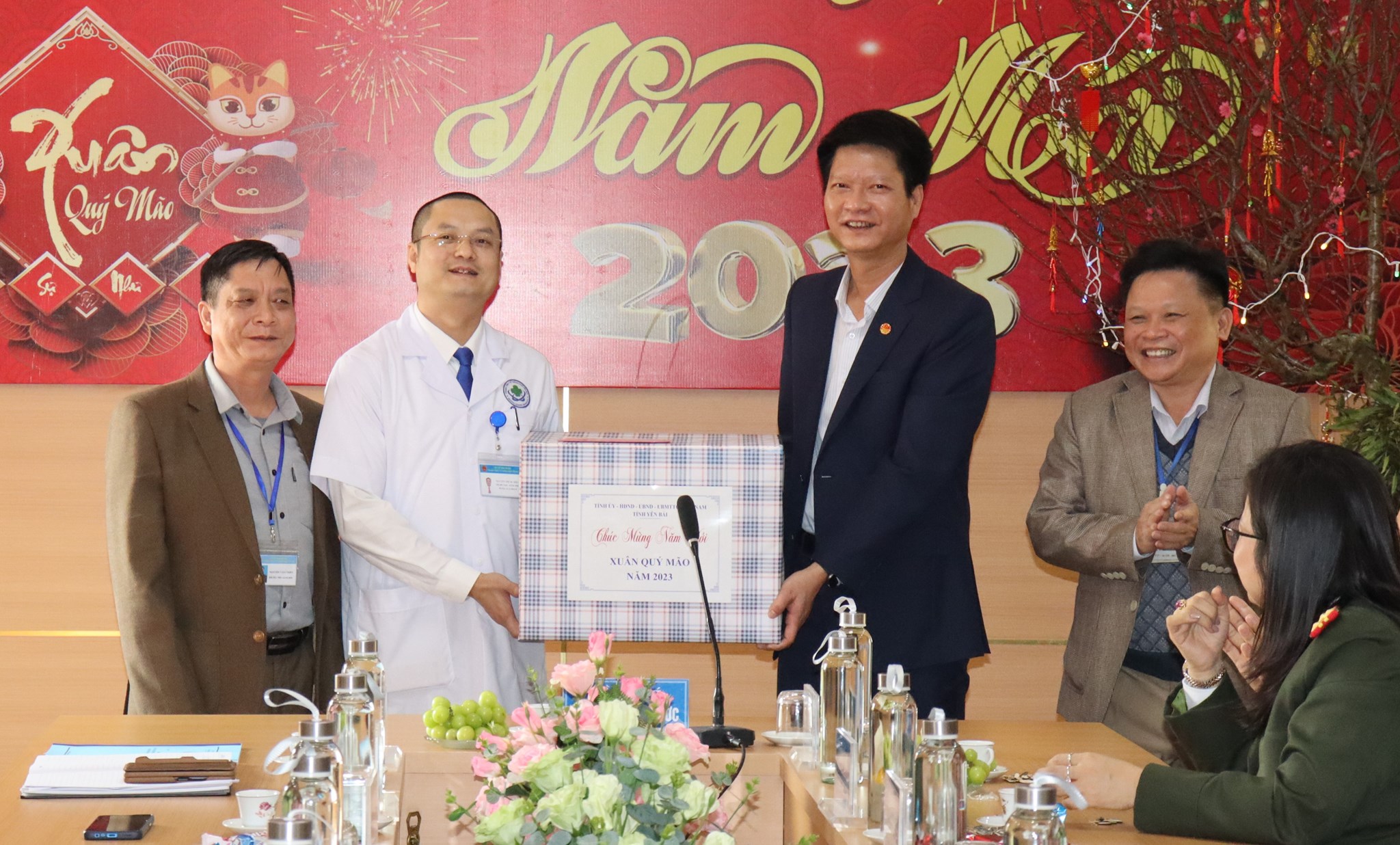 Hình ảnh tin tức Đồng chí Nguyễn Thế Phước - Ủy viên Ban Thường vụ Tỉnh ủy, Phó Chủ tịch Thường trực UBND tỉnh đến thăm và chúc tết Trung tâm Y tế thành phố Yên Bái.