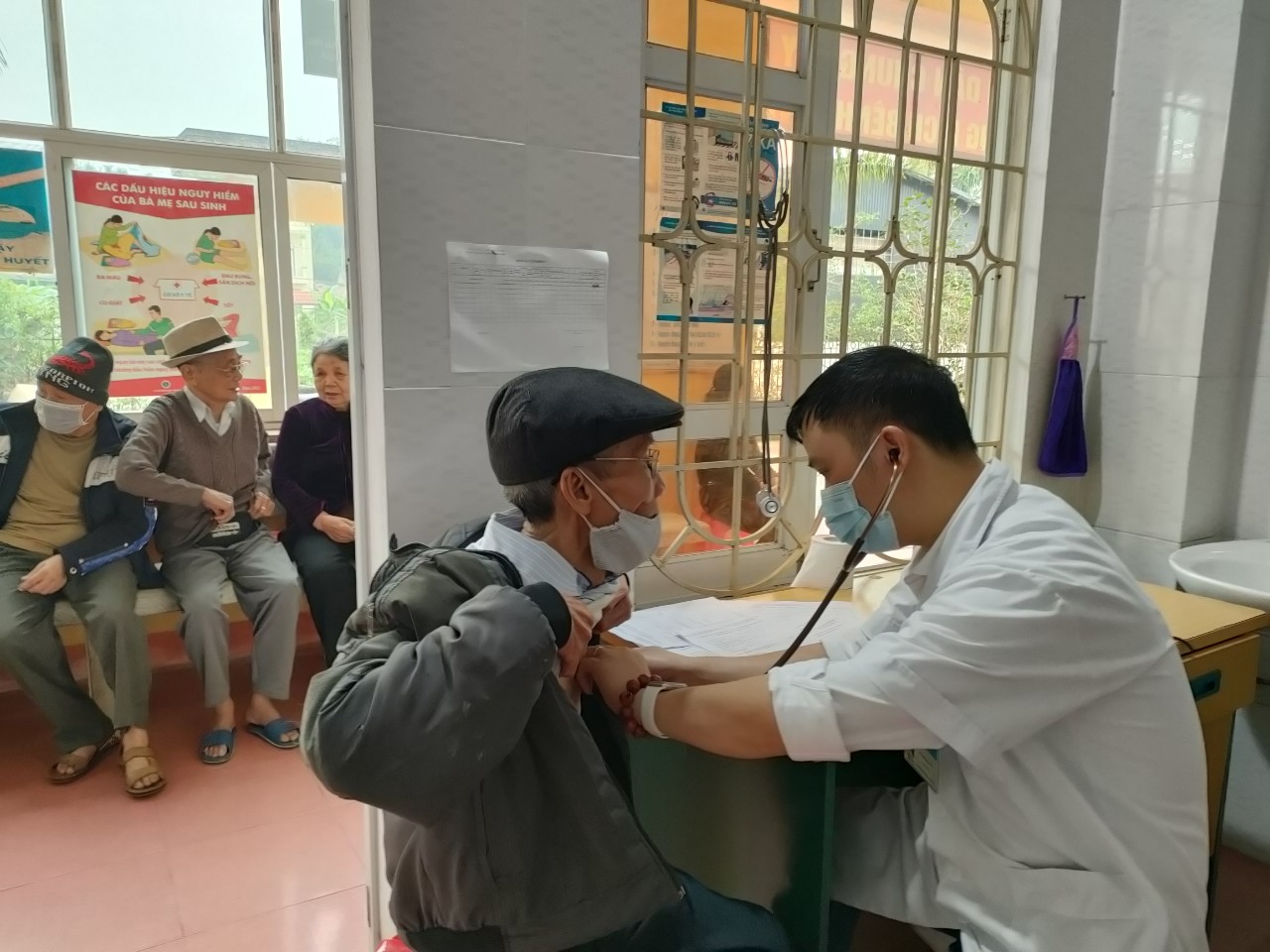 Hình ảnh tin tức Trung tâm Y tế thành phố Yên Bái tổ chức Chương trình khám sức khỏe, cấp thuốc miễn phí cho người cao tuổi phường Nguyễn Thái Học.