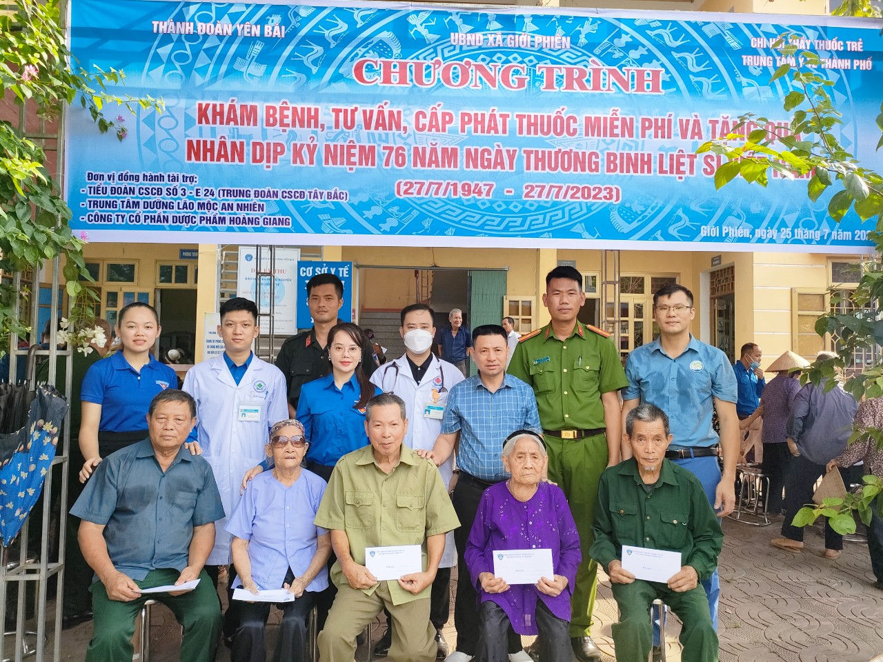 Hình ảnh tin tức Chi hội Thầy thuốc trẻ khám bệnh, tư vấn sức khỏe, cấp phát thuốc miễn phí và tặng quà tại xã Giới Phiên nhân dịp 27/7