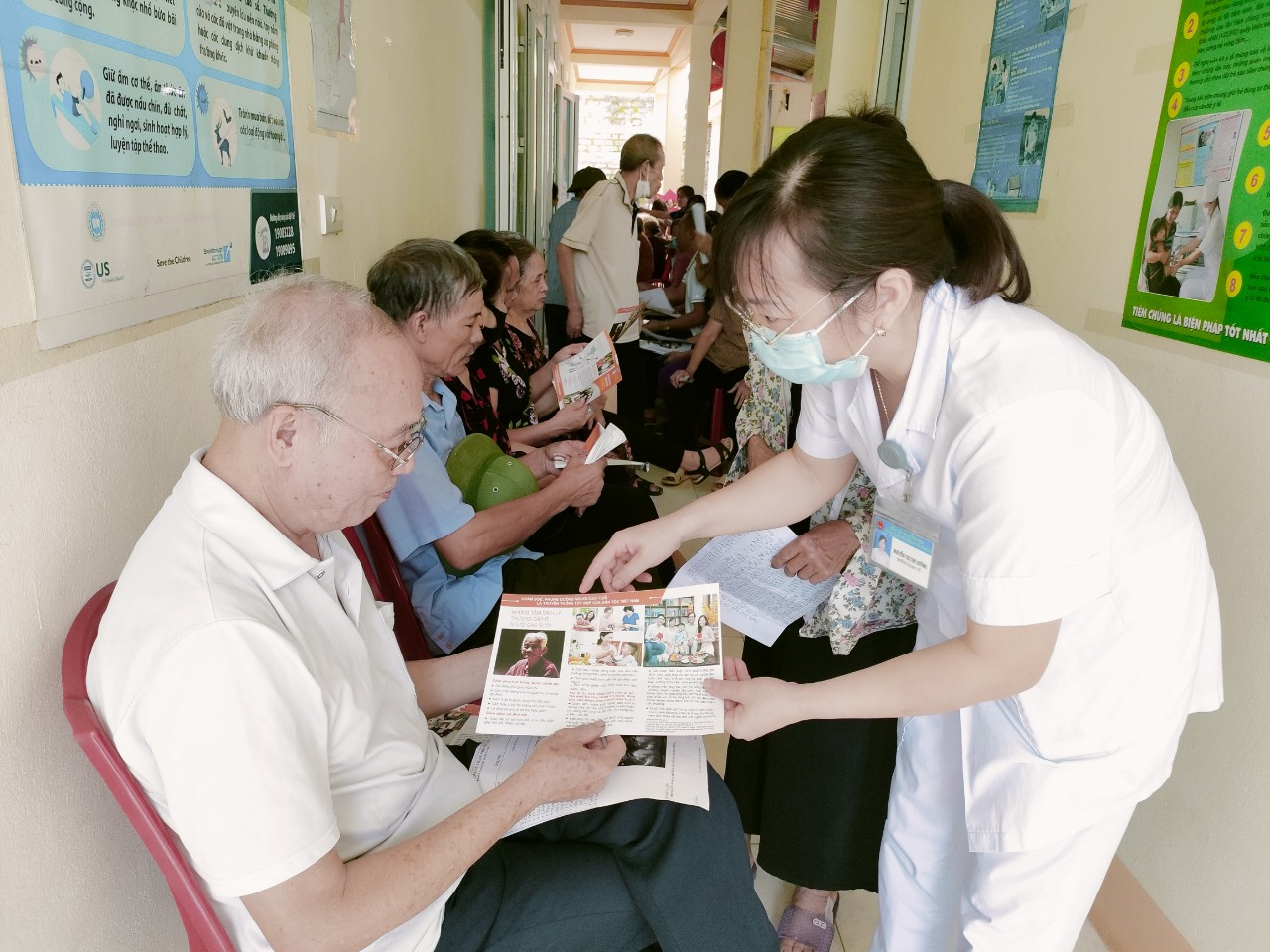 Hình ảnh tin tức Trên 3000 người cao tuổi thành phố Yên Bái được khám và cấp thuốc miễn phí