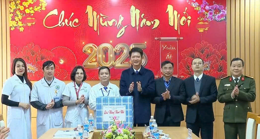 Hình ảnh tin tức Đồng chí Nguyễn Thế Phước - Ủy viên Ban Thường vụ Tỉnh uỷ, Phó Chủ tịch Thường trực UBND tỉnh Yên Bái thăm, chúc tết, tặng quà Trung Tâm Y tế thành phố Yên Bái