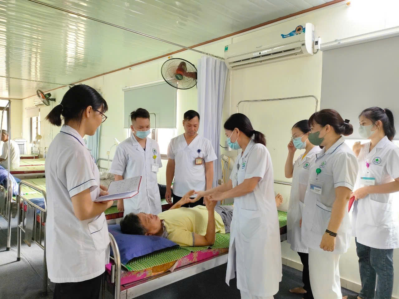 Hình ảnh tin tức Vật lý trị liệu, phục hồi chức năng tại Khoa Y học cổ truyền - Phục hồi chức năng, trung tâm y tế thành phố Yên Bái 