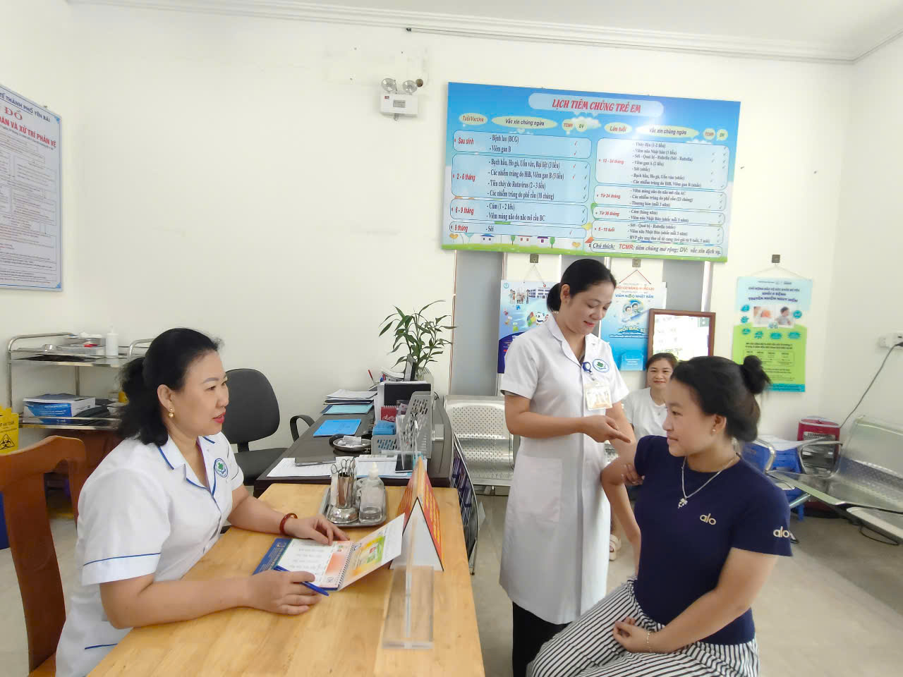 Hình ảnh tin tức Tiêm chủng miễn phí vaccine phòng uốn ván cho người dân bị thương, có vết trầy xước, xây xát do ảnh hưởng bão lũ.