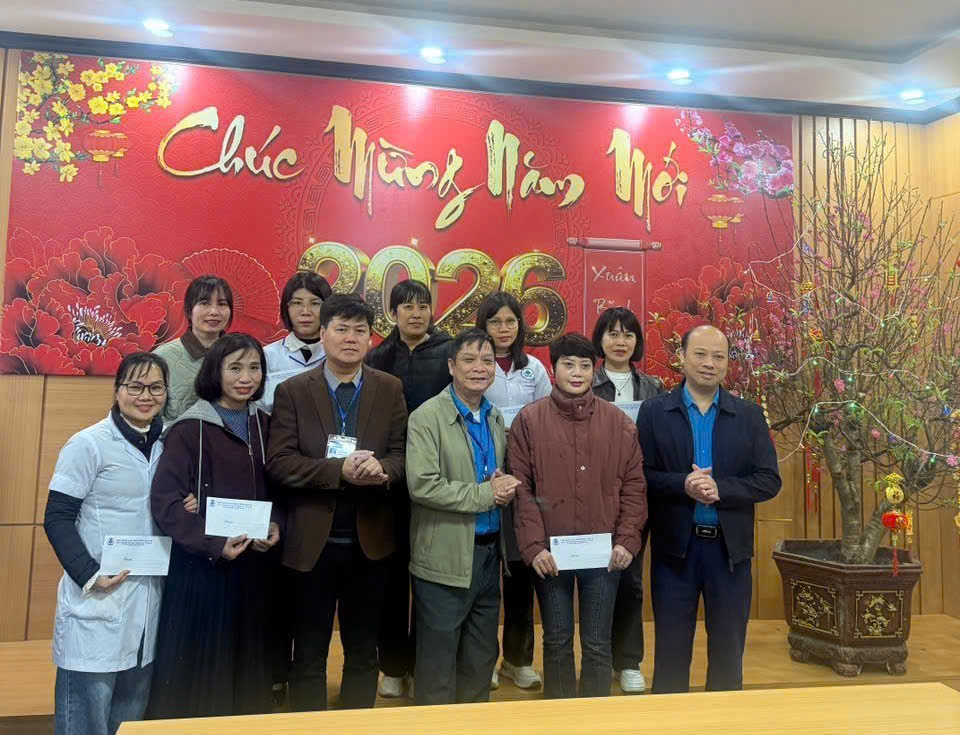 Hình ảnh tin tức Công đoàn phường Yên Bái tặng quà Tết cho đoàn viên Trung tâm Y tế khu vực Yên Bái