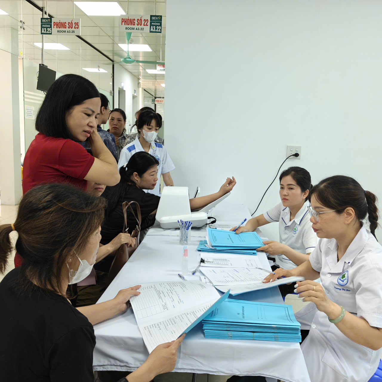 Hình ảnh tin tức Trung tâm Y tế khu vực Yên Bái tổ chức khám sức khỏe định kỳ cho người dân 