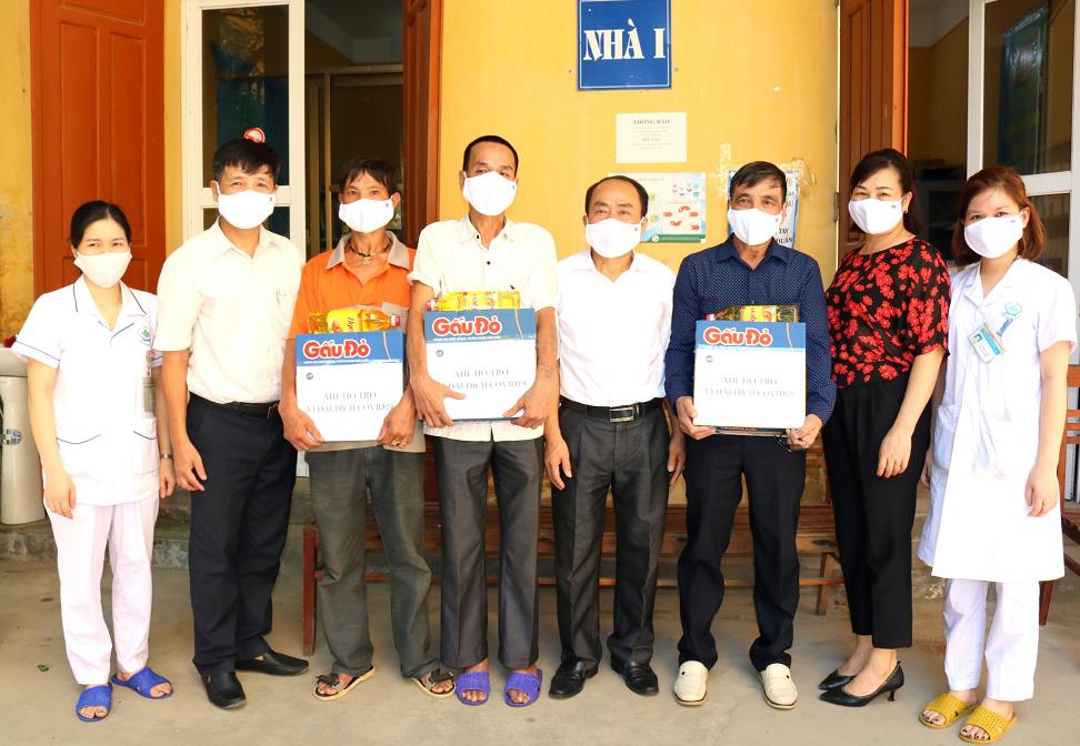 Hình ảnh tin tức Trung tâm Y tế thành phố trao quà cho bệnh nhân điều trị ARV