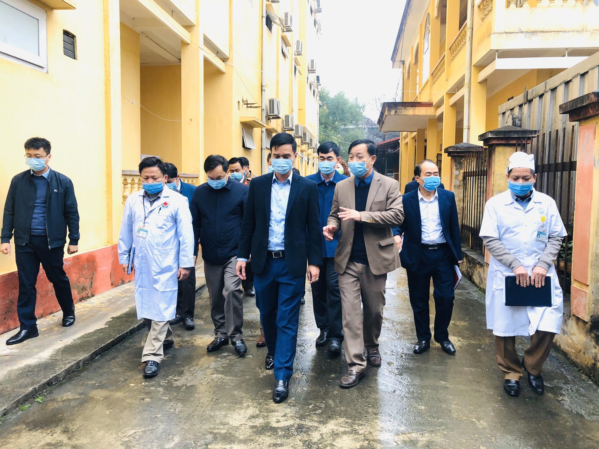 Hình ảnh tin tức Đồng chí Dương Văn Tiến - Phó Chủ tịch UBND tỉnh Yên Bái kiểm tra công tác phòng chống dịch bệnh nCoV tại Trung tâm Y tế thành phố Yên Bái.