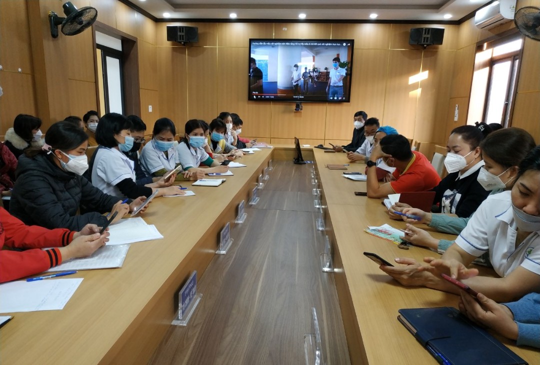 Hình ảnh tin tức Quét mã QR trên ứng dụng PC-Covid để lấy mẫu và trả kết quả xét nghiệm