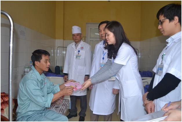 Hình ảnh tin tức Tổ công tác xã hội Trung tâm Y tế thành phố Yên Bái thăm và tặng quà cho người bệnh