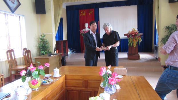 Hình ảnh tin tức Hội hữu nghị Chevilly Larue-Yên Bái thăm và làm việc tại Trung tâm Y tế thành phố Yên Bái