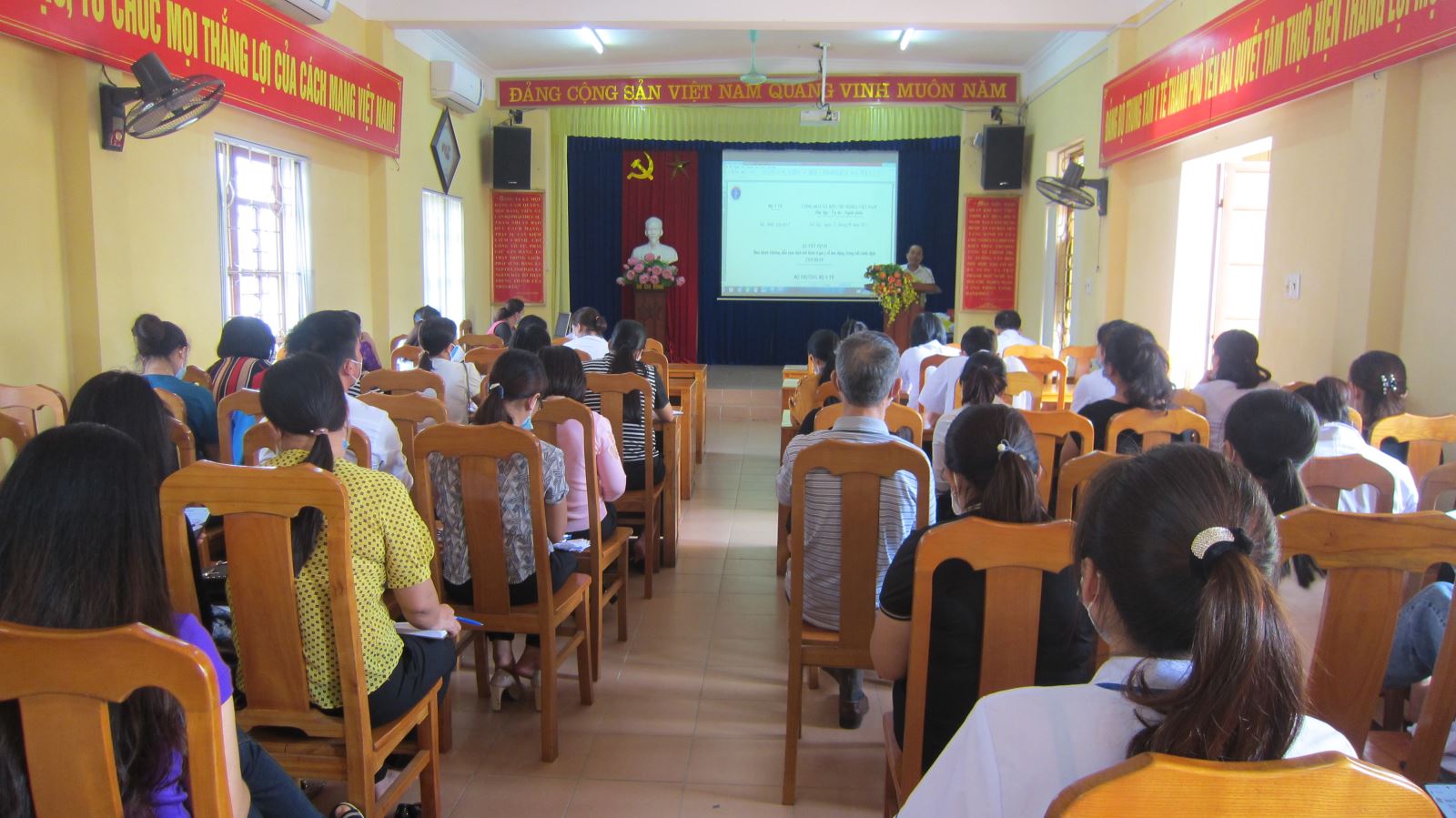 Hình ảnh tin tức 65 cán bộ y tế tham dự tập huấn cập nhật Hướng dẫn chẩn đoán, điều trị và công tác phòng chống Covid – 19