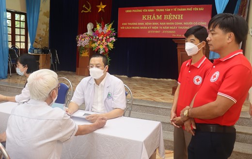 Hình ảnh tin tức    Khám bệnh, tư vấn sức khỏe và cấp phát thuốc miễn phí tại phường Yên Ninh