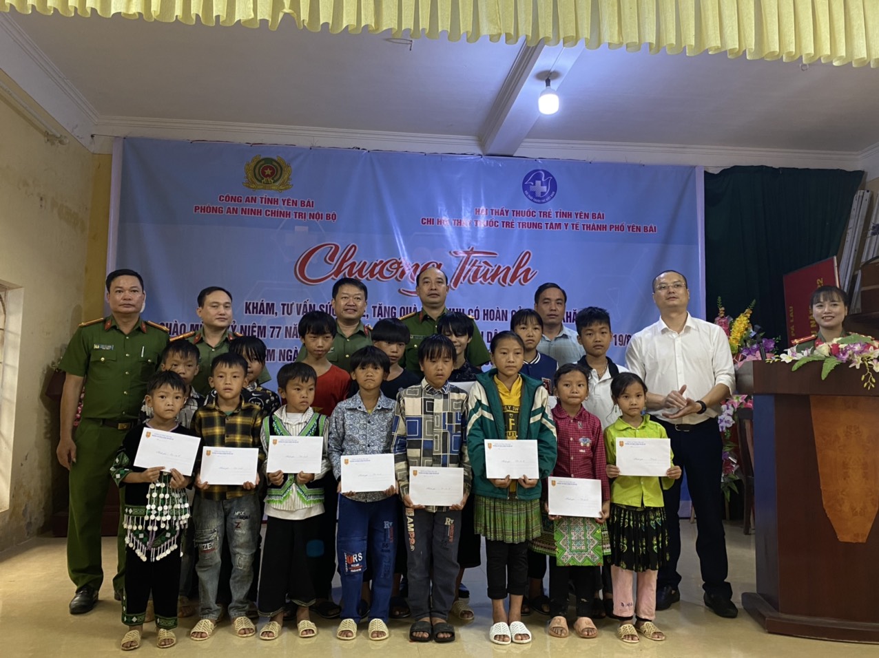 Hình ảnh tin tức    Khám bệnh, tư vấn sức khỏe và cấp phát thuốc miễn phí tại xã Pá Lau, huyện Trạm Tấu